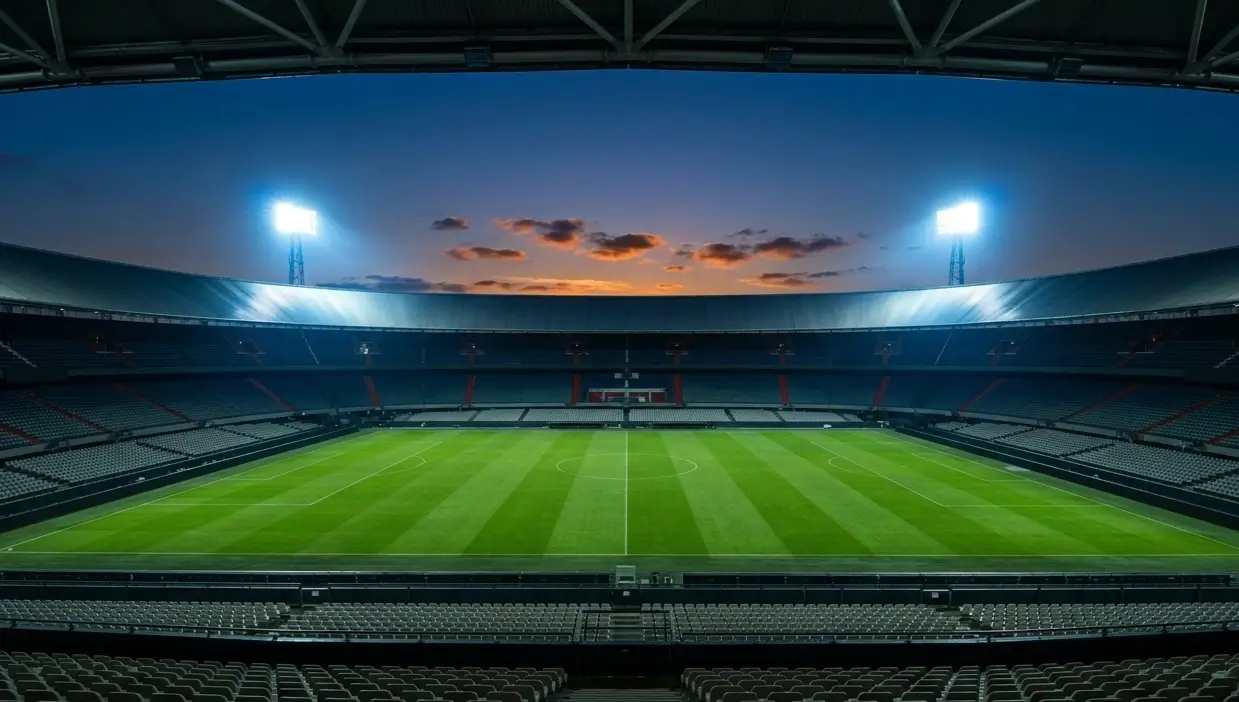Eredivisie voetbalveld onder het stadionlicht na het laatste fluitsignaal